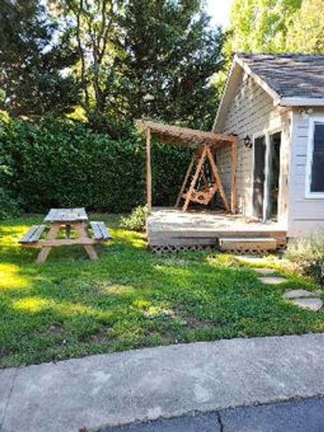 Building Photo - Spacious 3 Bedroom, 2 Bath Home on Private...