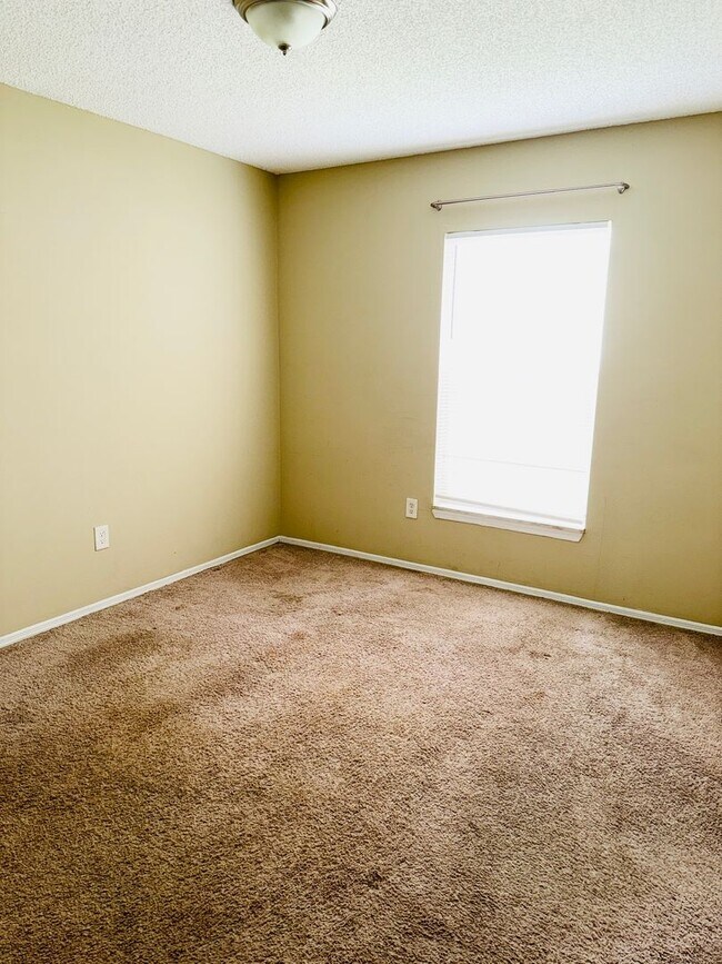 Building Photo - 2 bed 2 bath - 1st floor condo for rent