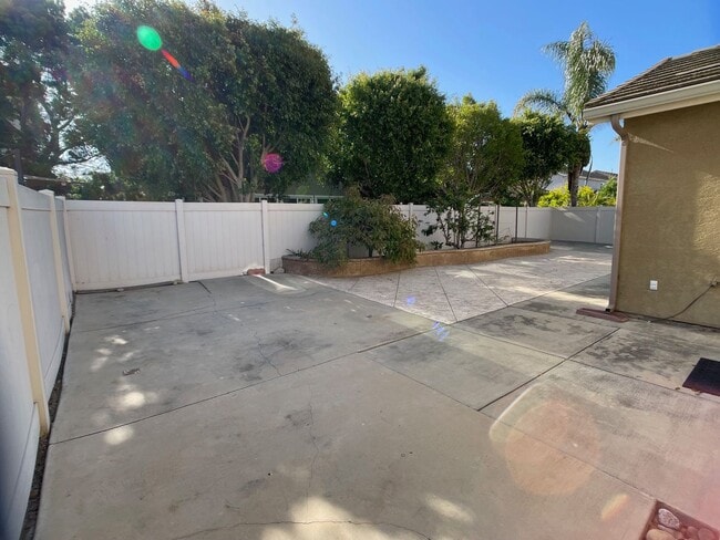 Building Photo - Oxnard 4 Bedroom 3 Full Bathroom 2-Story Home