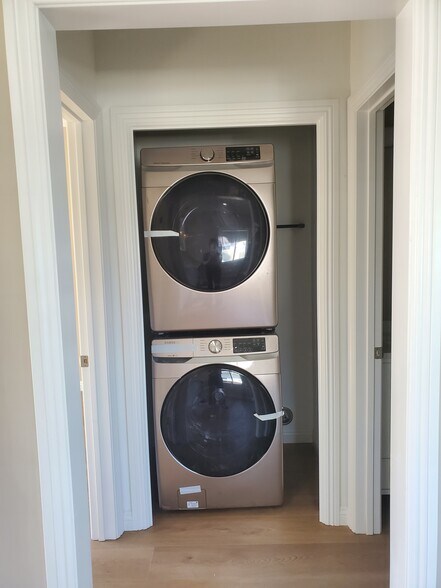 Washer, dryer - 6475 Dwane Ave