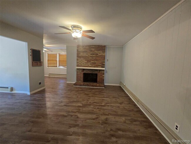 Building Photo - 2951 Hill Dr