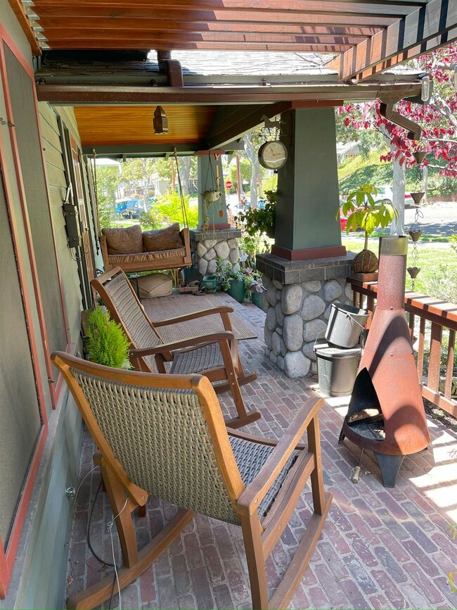 Building Photo - 3 Bed/2 Bath Craftsman Beauty in Historic ...