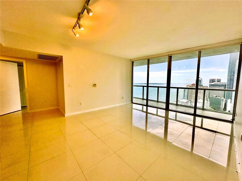 Building Photo - 495 Brickell Ave