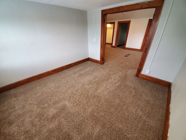 Building Photo - Large 3 Bedroom Home near Iowa State Fairgrounds!