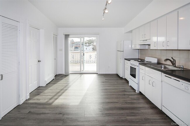 Building Photo - 75 Maxwell Ave