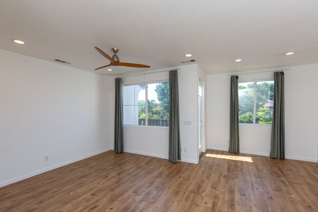 Building Photo - 3 Bed, 2 Bath Townhome in Carlsbad