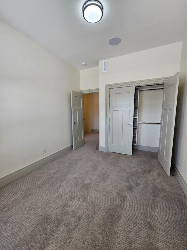 Building Photo - 876 S Lincoln Ave