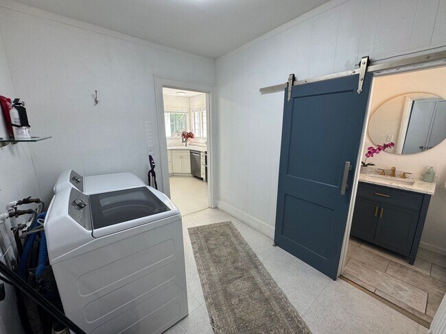 Building Photo - 3 Bedroom, 1.5 Bath, Furnished Home in Houghton