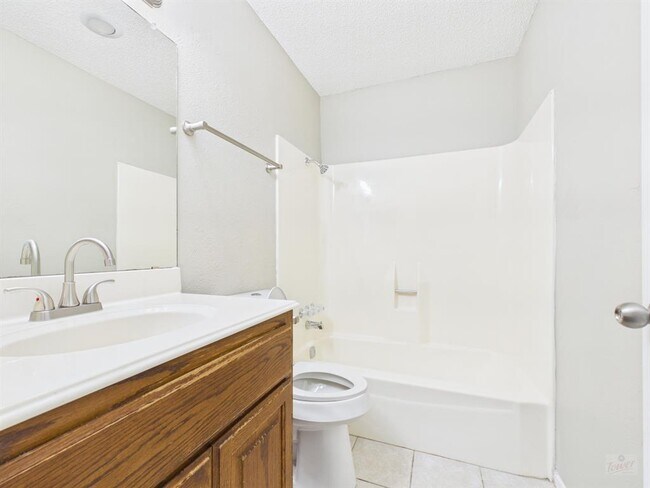 Building Photo - 10038 Woodland Village Dr