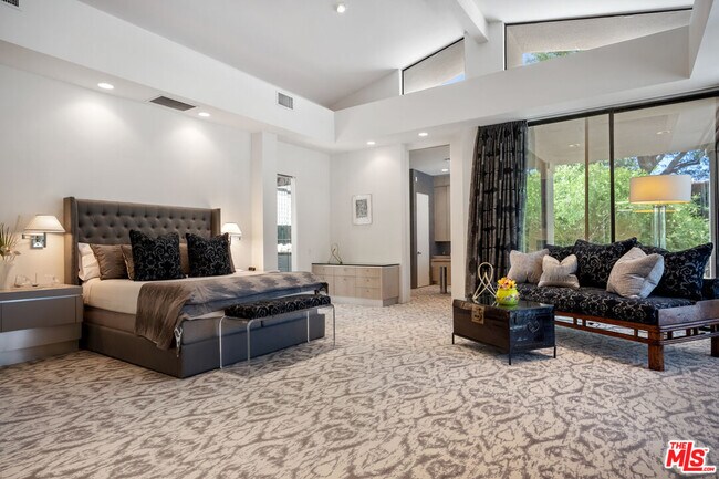 Building Photo - 6 Rocky Ln