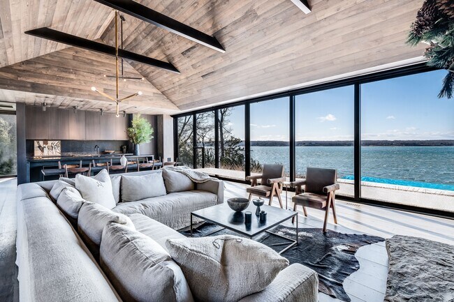 Building Photo - 265 Three Mile Harbor Hog Creek Rd