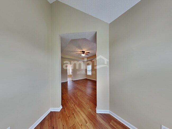 Building Photo - 210 Fox Hunt Ln
