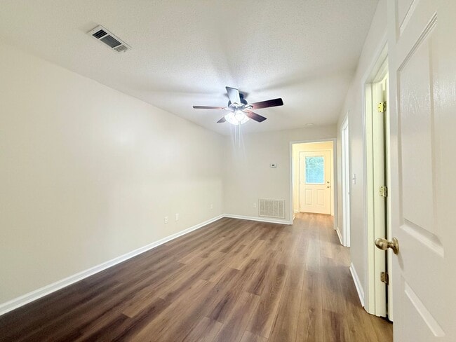 Building Photo - Cute 1 Bed 1 Bath Home Available! Call to ...