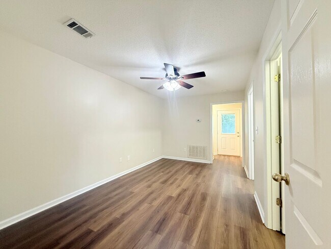 Building Photo - Cute 1 Bed 1 Bath Home Available! Call to Schedule a Tour Today!