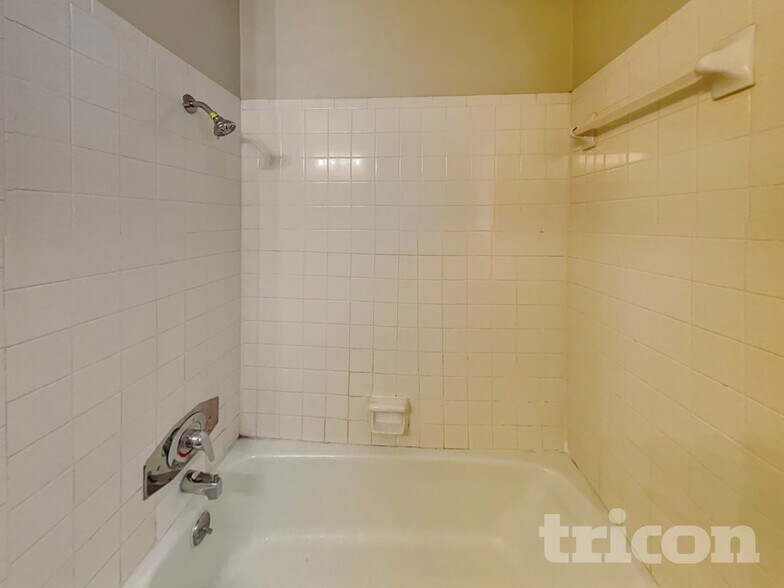 Building Photo - 13622 Oak Breeze