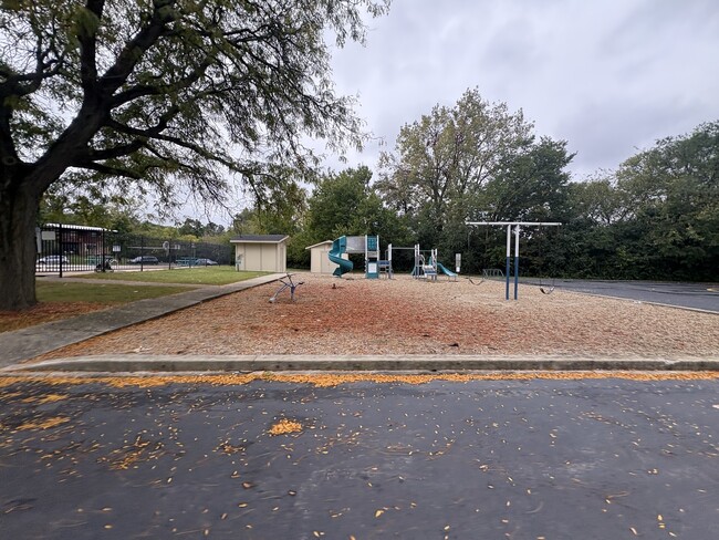 Building Photo - 200 Willow Ln