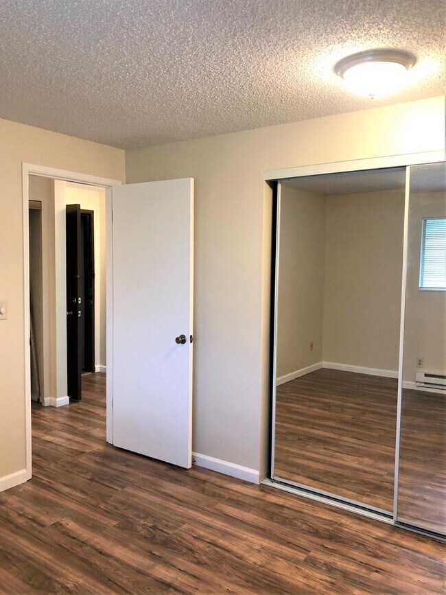 Building Photo - Gilmanor Apartments - 1BD/1BA Renovated Ap...