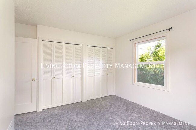 Building Photo - 3740 SE Tibbetts St