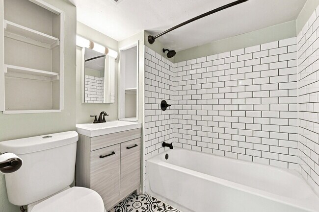 Building Photo - $2,420.95 with $300 Cleaning Voucher 2 Beds - 1 Bath, Single Family Home in Englewood with Privat...