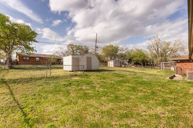 Building Photo - 709 NE 79th Pl
