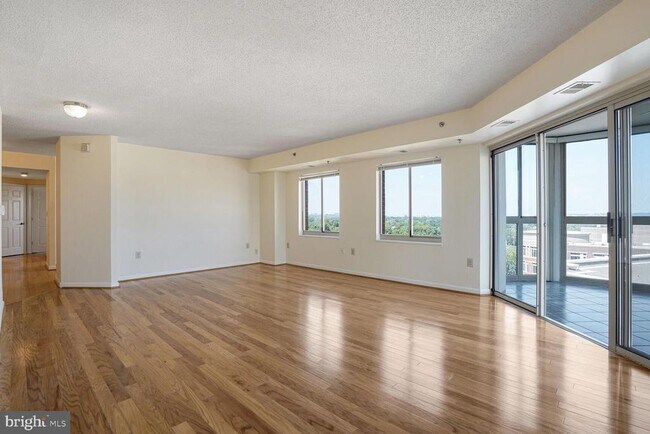 Building Photo - 2121 Jamieson Ave