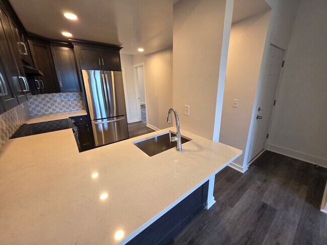 Building Photo - Newly Renovated 2 Bedroom Apartment - Poug...