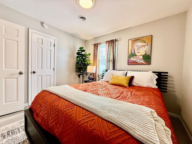 Building Photo - Cozy Two Bedroom Apartment in the City Center