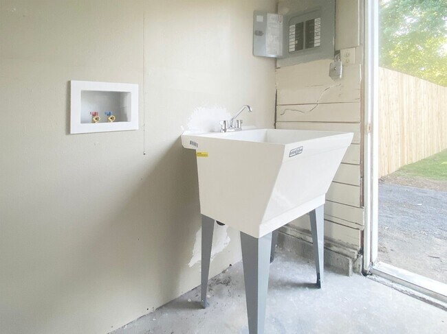 Building Photo - Remodeled 4-Plex Apartment - Attached Gara...