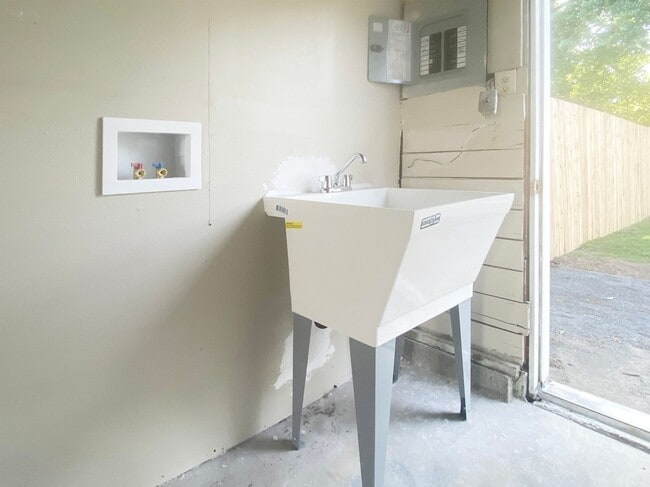 Building Photo - Remodeled 4-Plex Apartment - Attached Garage - Large Fenced Yard