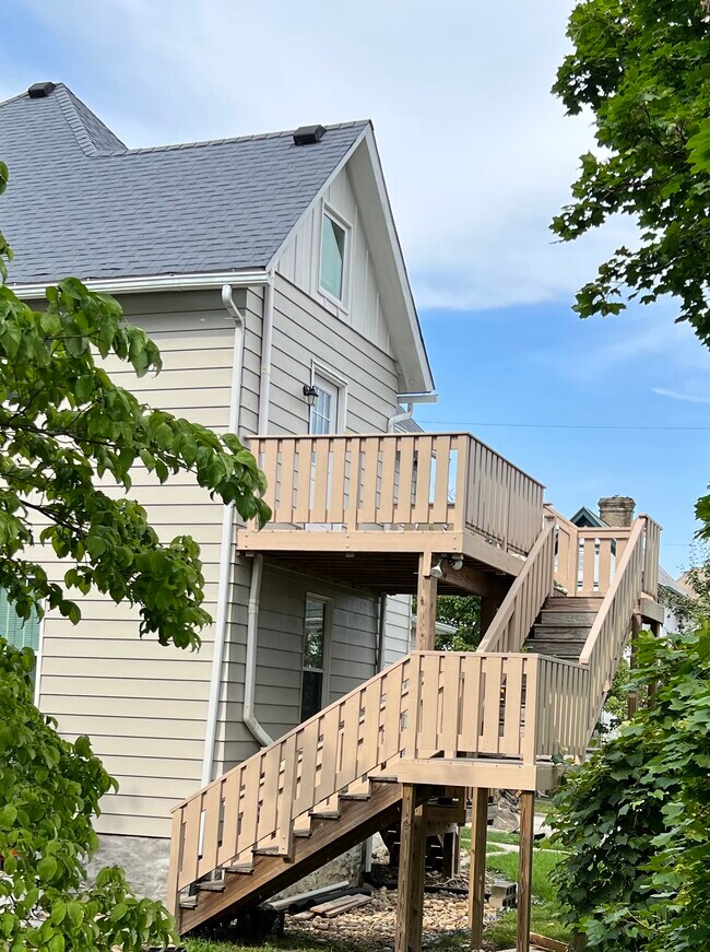 Private back deck - 402 Brandon St