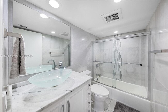 Building Photo - 520 Brickell Key Dr