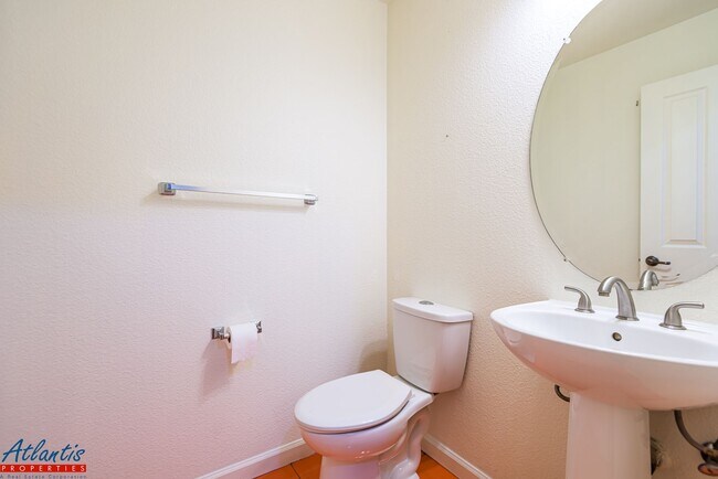 Building Photo - Desirable Evergreen Townhouse