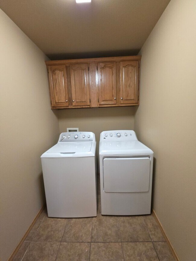 Building Photo - 619 Resimont Dr