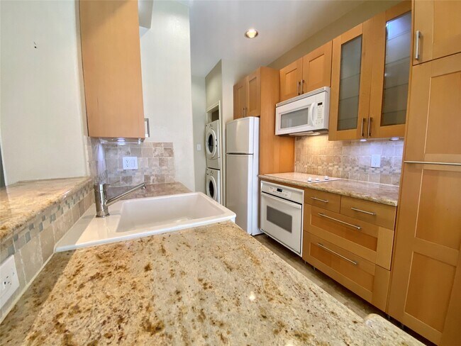 Building Photo - 2025 Augusta Dr