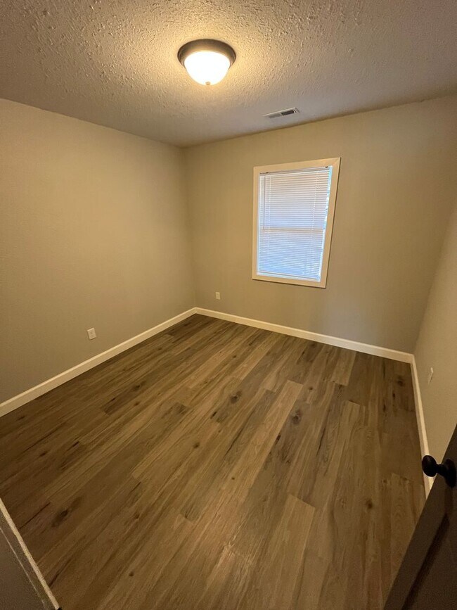 Building Photo - Nice 2 Bedroom Apartment overlooking Treeline lake