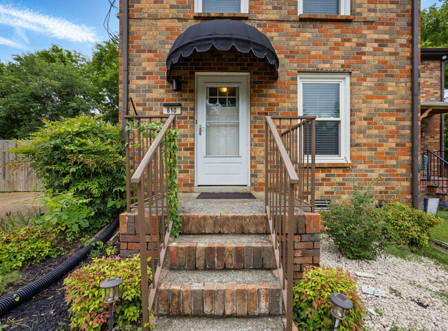 Building Photo - Beautiful 2 Bedroom 1.5 Bathroom Duplex