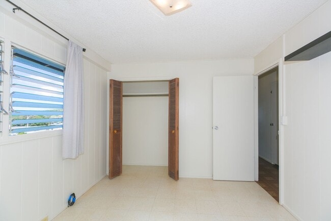 Building Photo - Amazing views, spacious floorplan, bonus f...