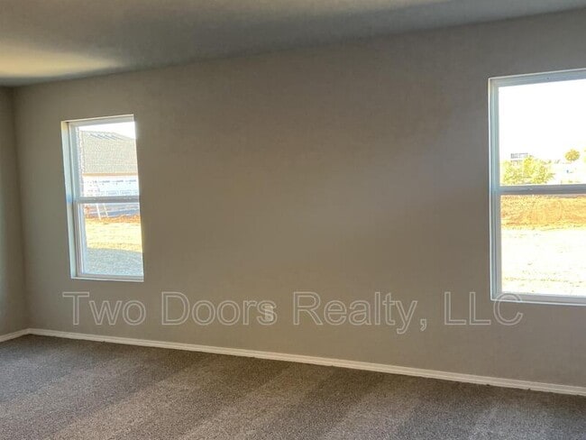 Building Photo - 561 SE 3rd Ter