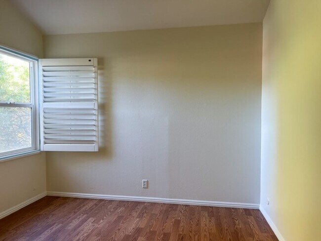Building Photo - 3 Bedroom + 2.5 Bathroom Condo | Ralston Village Community | Ventura | Unfurnished