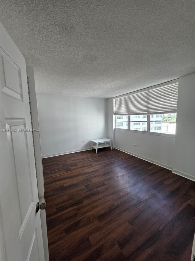 Building Photo - 905 Brickell Bay Dr