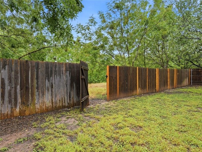 Building Photo - 1004 Downridge Dr