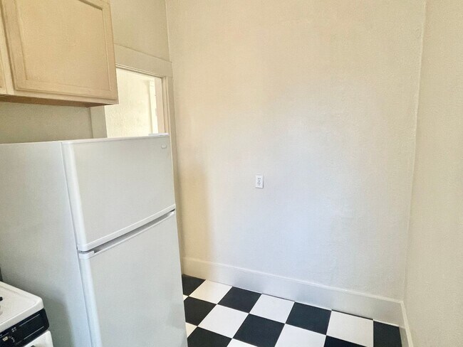 Building Photo - Charming and Sunny Hayes Valley Studio - P...