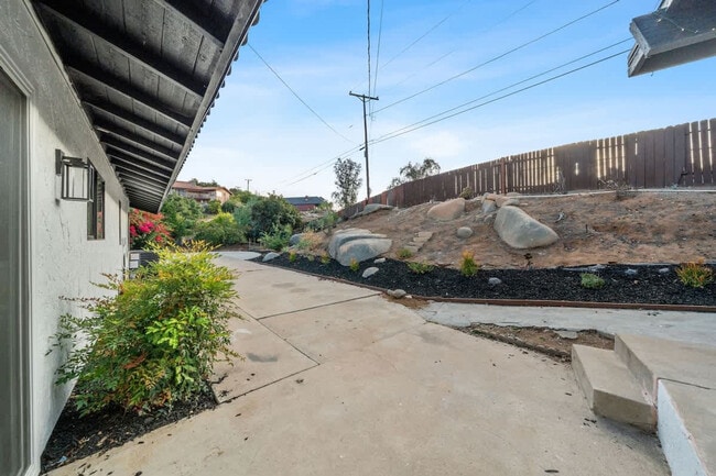 Building Photo - 5048 Bluff Pl