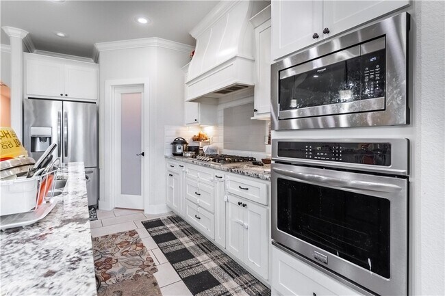 Building Photo - 1100 Huntleigh Dr