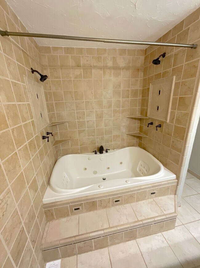 Building Photo - 4 Bedroom Home Available Near S Academy Bl...