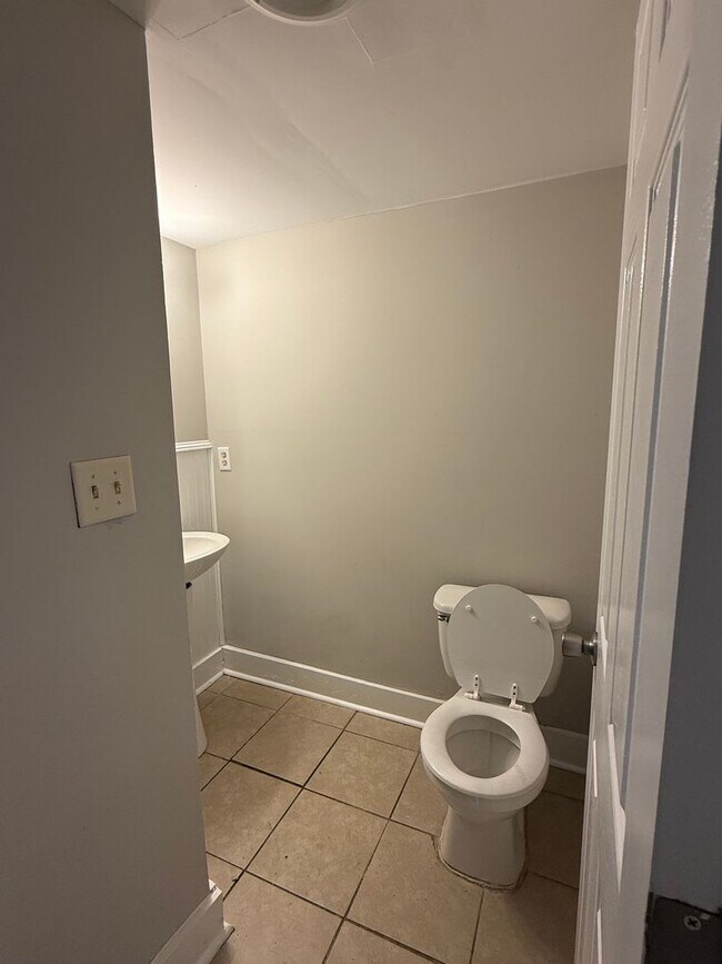 Building Photo - Looking for a comfortable place to call home? We have a great 2 bed, 1.5 bath home!