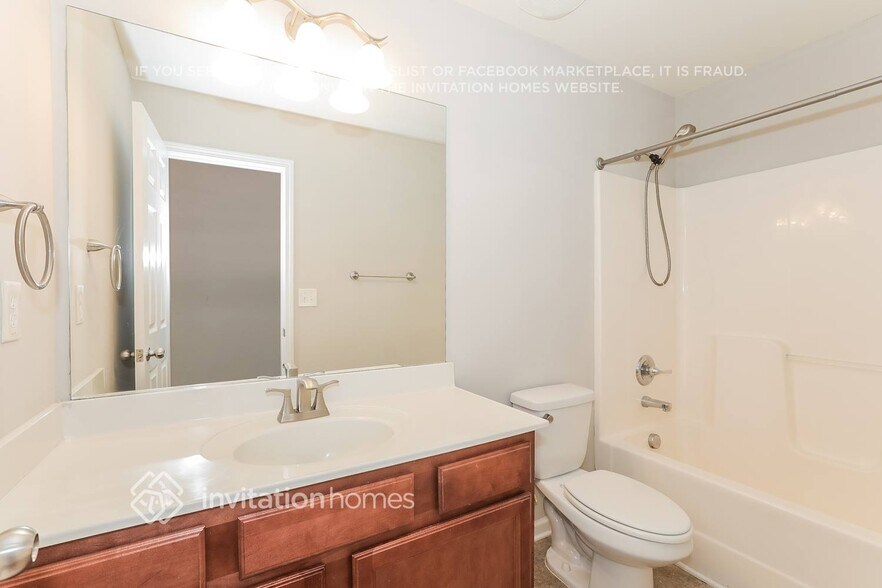 Building Photo - 1142 Balvaird Dr SE