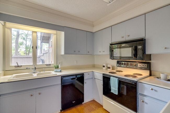 Building Photo - Conveniently located in midtown Savannah