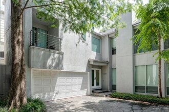 Building Photo - 3107 Greenbriar Dr