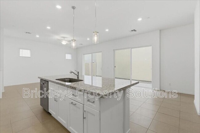 Building Photo - 265 E Balsam Dr